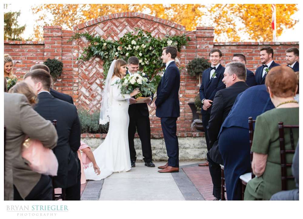 outdoor wedding ceremony at the Ravington